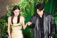 八木莉可子（左）の手を取って階段を降りる水上恒司（右）