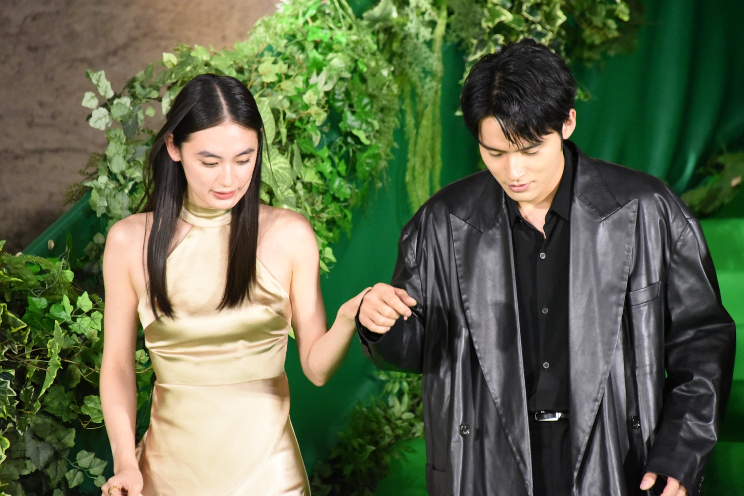 八木莉可子（左）の手を取って階段を降りる水上恒司（右）