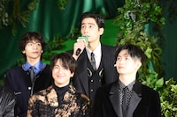 濱尾ノリタカ（後列右）と山下幸輝（後列左）