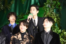 濱尾ノリタカ（後列右）と山下幸輝（後列左）