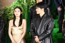 左から八木莉可子、水上恒司