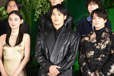 左から八木莉可子、水上恒司、木戸大聖