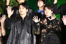 左から水上恒司、木戸大聖