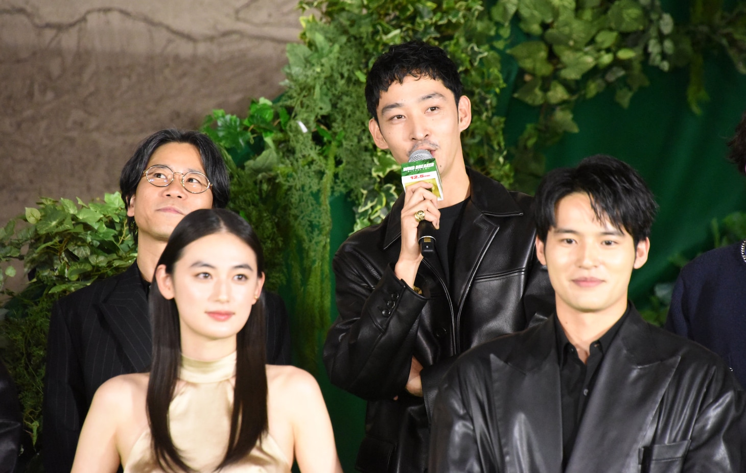 萩原健太郎（後列左）と上杉柊平（後列右）