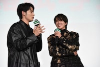 トークの間にも仲の良さを垣間見せる水上恒司（左）、木戸大聖（右）