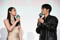 水上恒司（右）に「強くたたいてないって！」とツッコミを入れる八木莉可子（左）