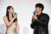 水上恒司（右）に「強くたたいてないって！」とツッコミを入れる八木莉可子（左）