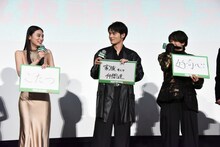 「こたつ」と回答した八木莉可子（左）。その様子を水上恒司（中央）はじっと見守るも、木戸大聖は回答のチャーミングさに思わず笑ってしまう（右）