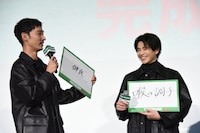 「健康」と回答した上杉柊平（左）と、笑顔の中沢元紀（右）