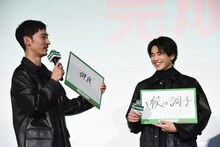 「健康」と回答した上杉柊平（左）と、笑顔の中沢元紀（右）