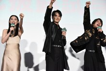 「WIND BREAKER／ウィンドブレイカー」完成披露舞台挨拶より、観客とコール＆レスポンスを行った水上恒司（中央）、木戸大聖（右）、八木莉可子（左）