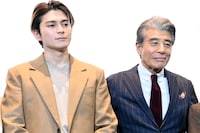 「港のひかり」公開御礼舞台挨拶の様子。左から眞栄田郷敦、舘ひろし