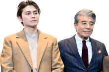 「港のひかり」公開御礼舞台挨拶の様子。左から眞栄田郷敦、舘ひろし