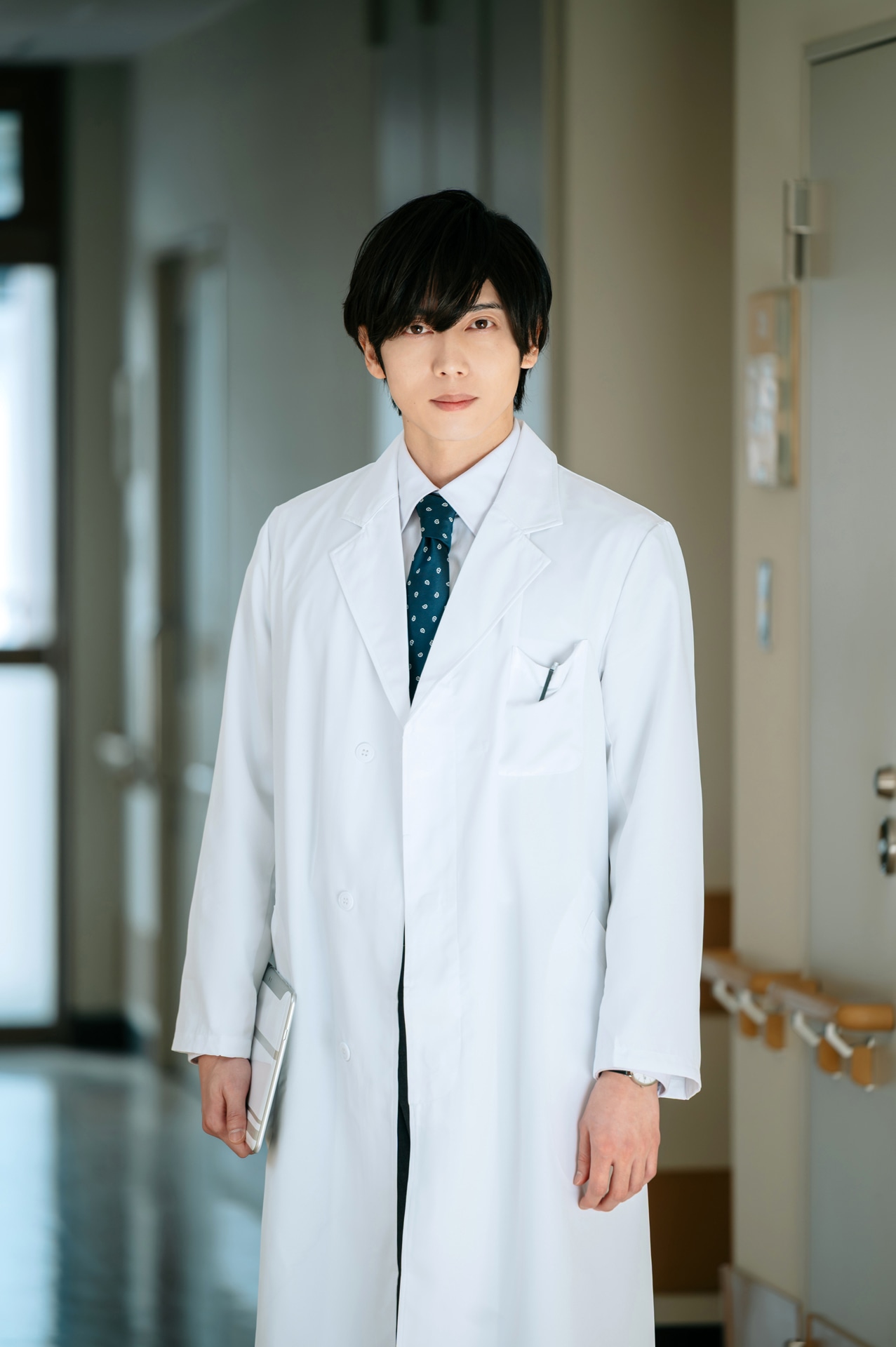 ドラマ「透明な夜に駆ける君と、目に見えない恋をした。」で小春の担当医・三浦一樹を演じる染谷俊之