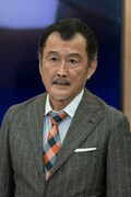 スペシャルドラマ「雪煙チェイス」より、吉田鋼太郎演じる大和田課長