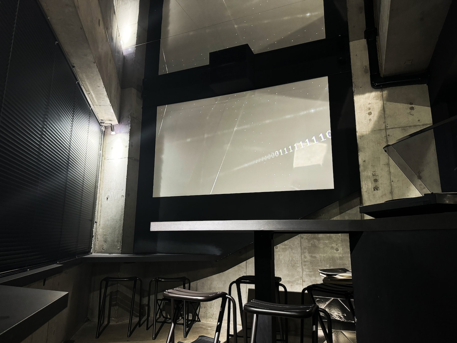 「CAFE：MONOCHROME」店内