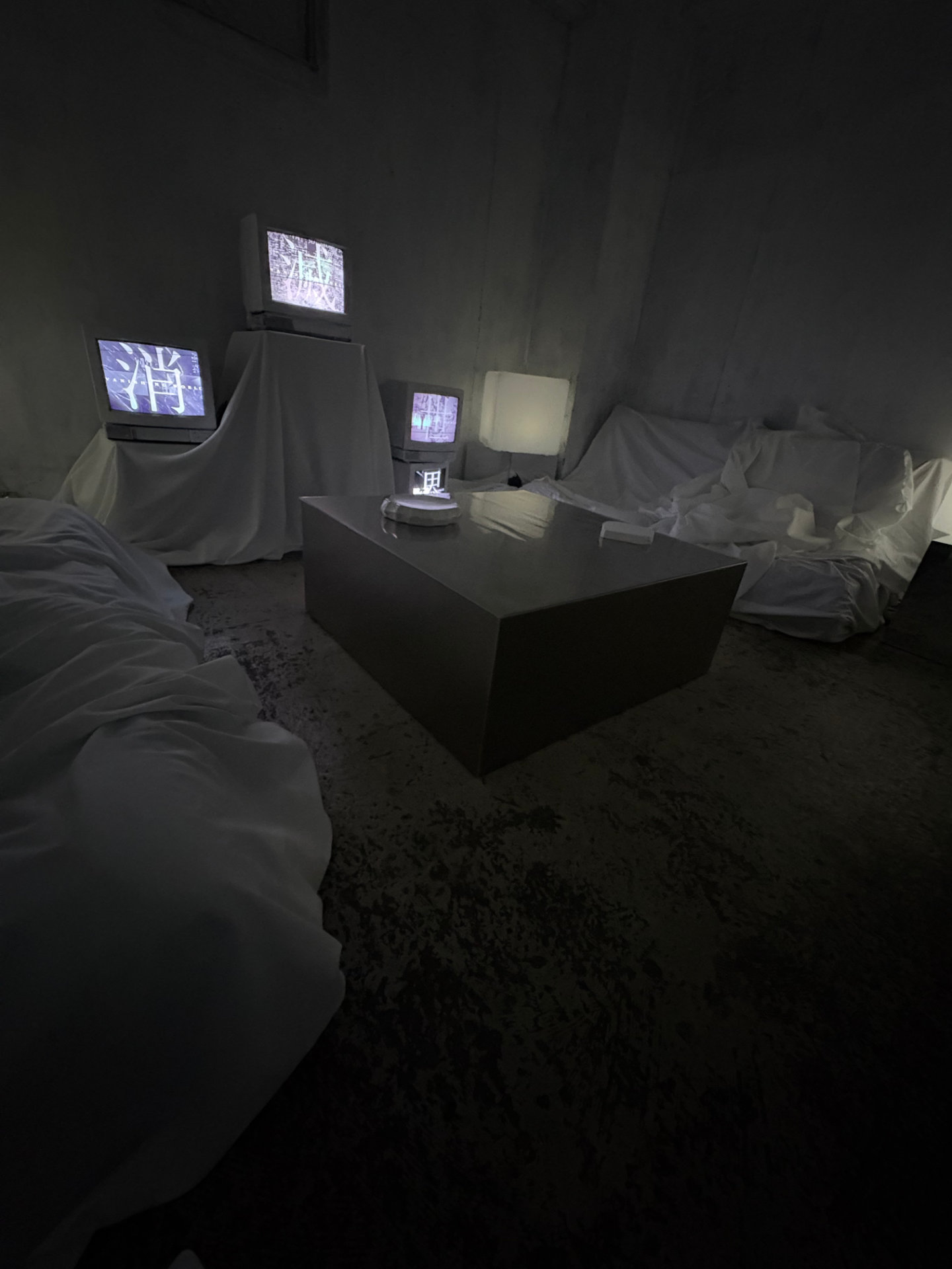 「CAFE：MONOCHROME」店内