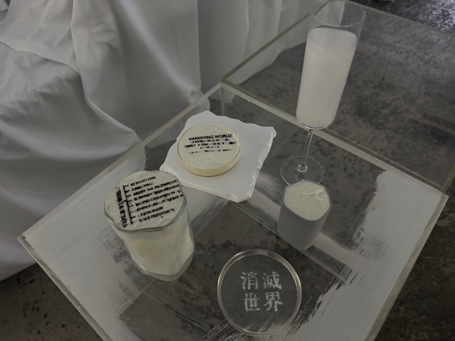 「CAFE：MONOCHROME」と映画「消滅世界」のコラボメニュー