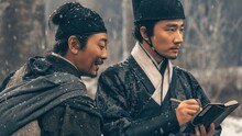 中国ドラマ「天啓異聞録」より、ウー・ユエ（呉樾）演じるバヤン（左）とホアン・シュエン（黄軒）演じる褚思鏡（右）。彼らはともに、奇病と妖魔に関する噂を調査することになる
