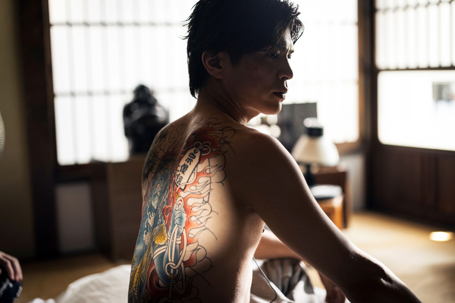 任侠ドラマ「CONNECT 覇者への道」より、山本裕典演じる沢村竜一。“決意の和彫り”を見せる