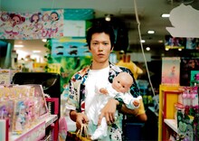 「ハッシュ！」場面写真。田辺誠一演じる勝裕。撮影は2000年に行われた