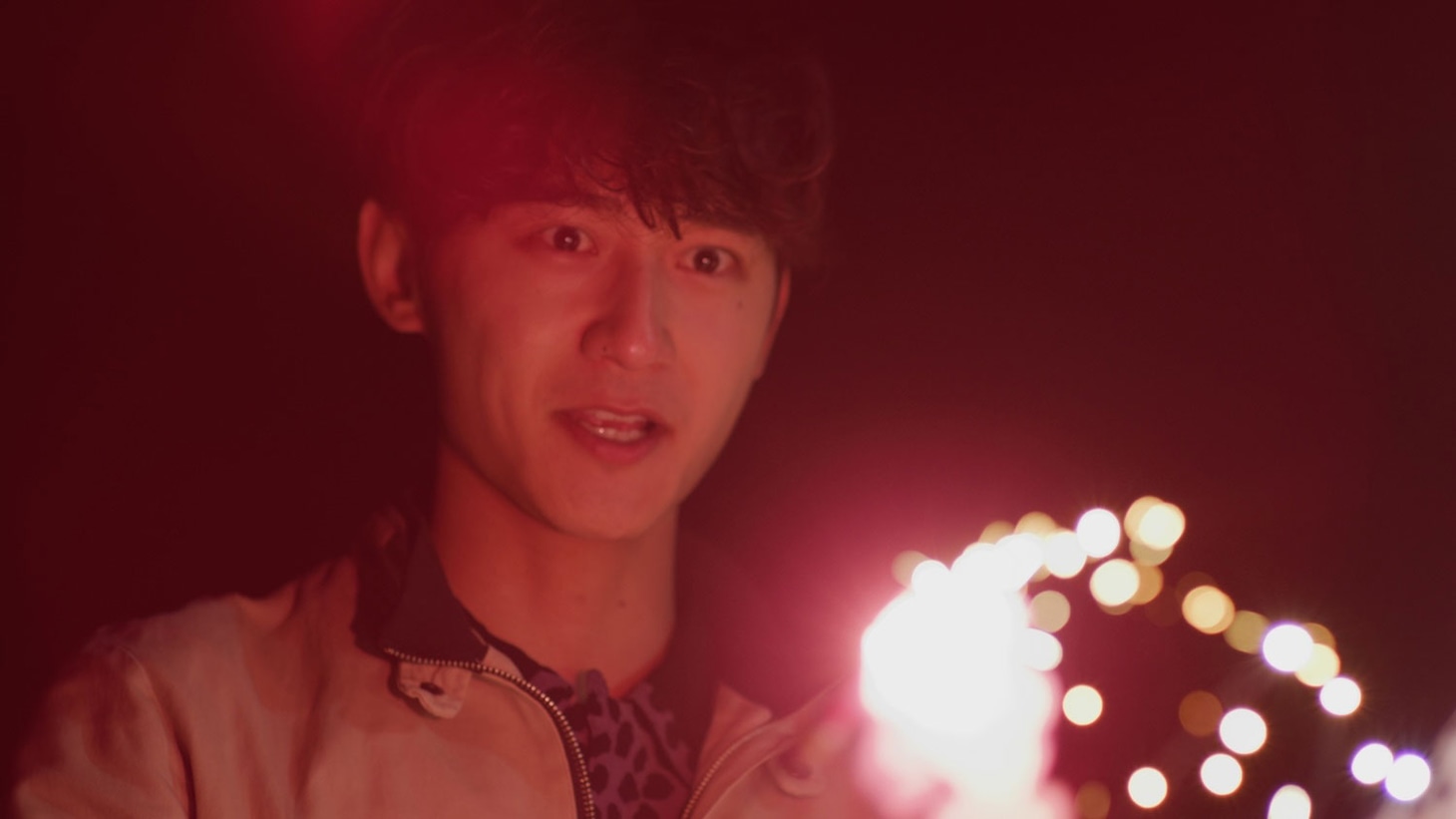 映画「シケモクとクズと花火と」場面写真。仲野温演じるインフルエンサー・朔人