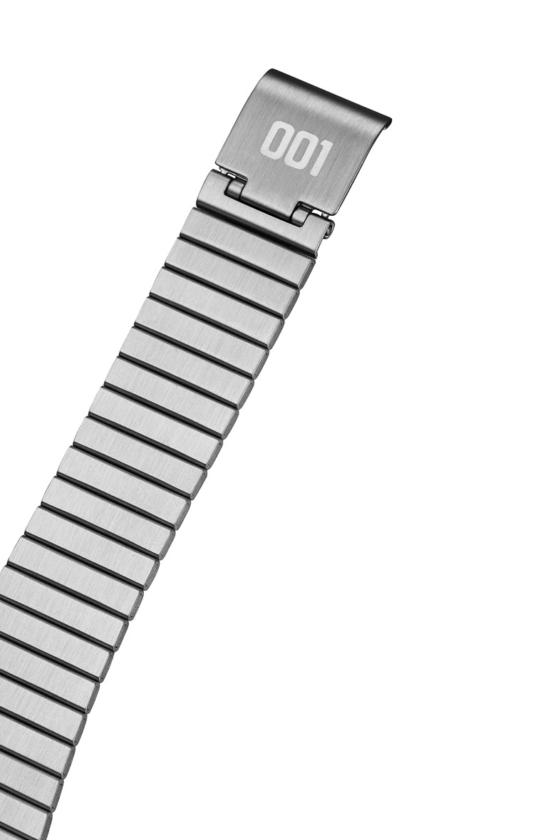 Netflixシリーズ「ストレンジャー・シングス 未知の世界」とCASIO CLASSICのコラボレーションモデル「AQ-800EST」の中留めイメージ。ヴェクナのタトゥーである「001」が刻印された