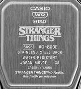 Netflixシリーズ「ストレンジャー・シングス 未知の世界」とCASIO CLASSICのコラボレーションモデル「AQ-800EST」の裏蓋イメージ。作品のロゴがデザインされた