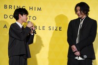 オダギリジョー（右）に「独特なオーラがある」と伝える味元耀大（左）