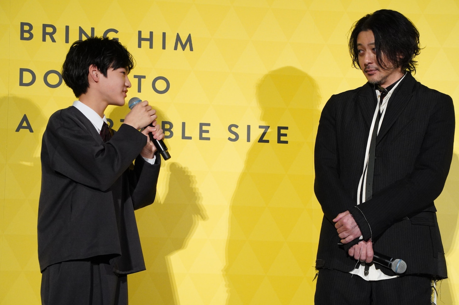 オダギリジョー（右）に「独特なオーラがある」と伝える味元耀大（左）