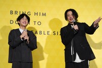 味元耀大（左）に「（観客の）皆さんを尊敬したほうがいいですよ！」と伝えるオダギリジョー（右）