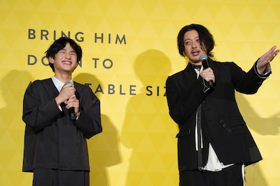 味元耀大（左）に「（観客の）皆さんを尊敬したほうがいいですよ！」と伝えるオダギリジョー（右）
