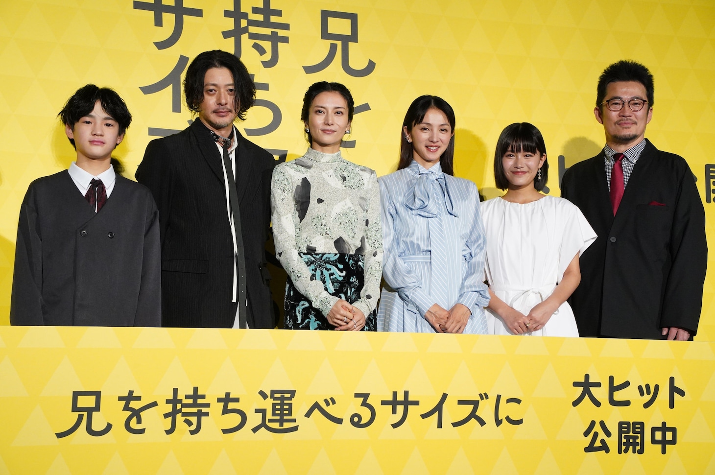 「兄を持ち運べるサイズに」初日舞台挨拶の様子。左から味元耀大、オダギリジョー、柴咲コウ、満島ひかり、青山姫乃、中野量太