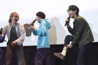 日野友輔（右）の“靴下ドッキリ”に驚く知念英和（中央）と宮部のぞみ（左）