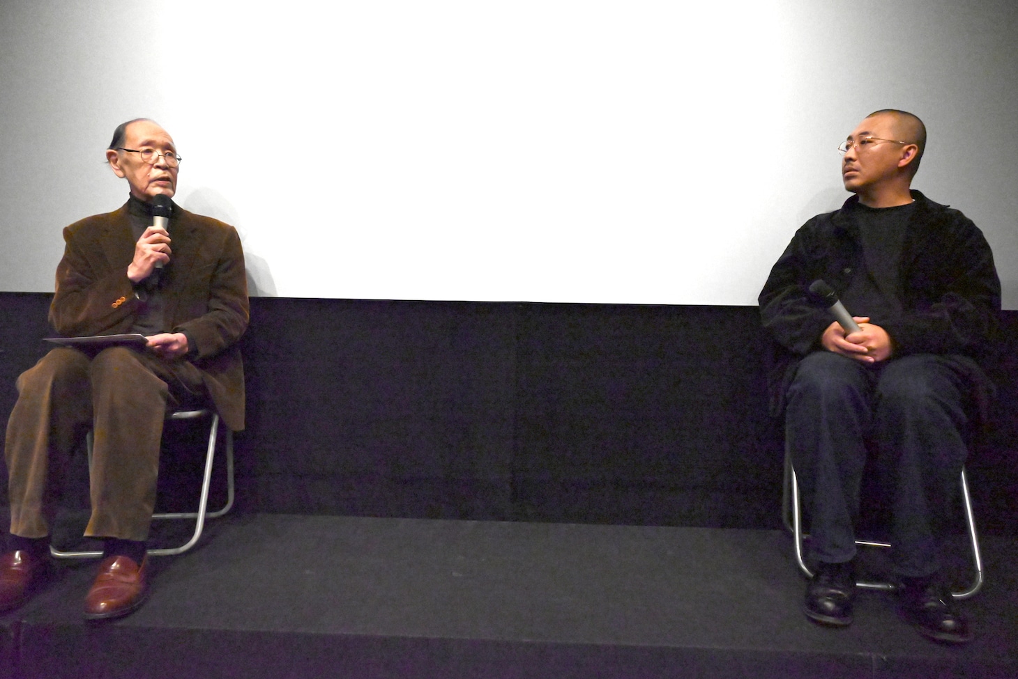 左から蓮實重彦、三宅唱