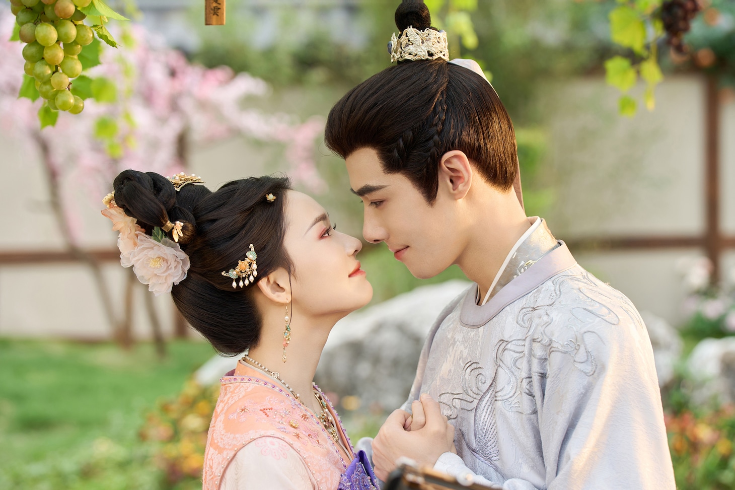 中国ドラマ「恋の一手は計画的に～貴公子に囲まれて～」より、左から羅令妤と陸昀。印象最悪の出会いを果たした2人だが、同じ屋敷内で過ごすうちに心の距離が縮まっていく