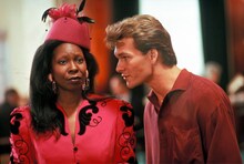 「ゴースト ニューヨークの幻」場面写真。ウーピー・ゴールドバーグ扮するオダ・メイ（左）と、パトリック・スウェイジ演じるサム（写真提供：Paramount Pictures / Photofest / ゼータイメージ）