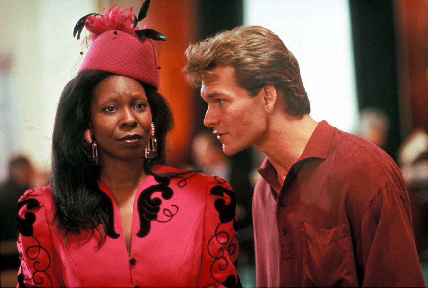 「ゴースト ニューヨークの幻」場面写真。ウーピー・ゴールドバーグ扮するオダ・メイ（左）と、パトリック・スウェイジ演じるサム（写真提供：Paramount Pictures / Photofest / ゼータイメージ）