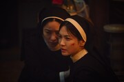 韓国映画「鬼胎（クィテ） 黒い修道女」場面写真。禁断の悪魔払いに挑む修道女ユニア（ソン・ヘギョ / 手前）とミカエラ（チョン・ヨビン / 奥）