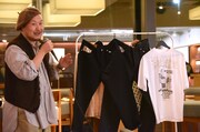 三船敏郎モデルのジーンズとTシャツを披露したWebマガジン「ぼくのおじさん」の山下英介