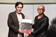 東京・代官山 蔦屋書店で行われたトークイベント「黒澤映画ポスターの世界」の様子。左から三船プロダクション代表の三船史郎、「黒澤明 オリジナル映画ポスター・コレクション」編著者の井上由一