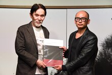 東京・代官山 蔦屋書店で行われたトークイベント「黒澤映画ポスターの世界」の様子。左から三船プロダクション代表の三船史郎、「黒澤明 オリジナル映画ポスター・コレクション」編著者の井上由一