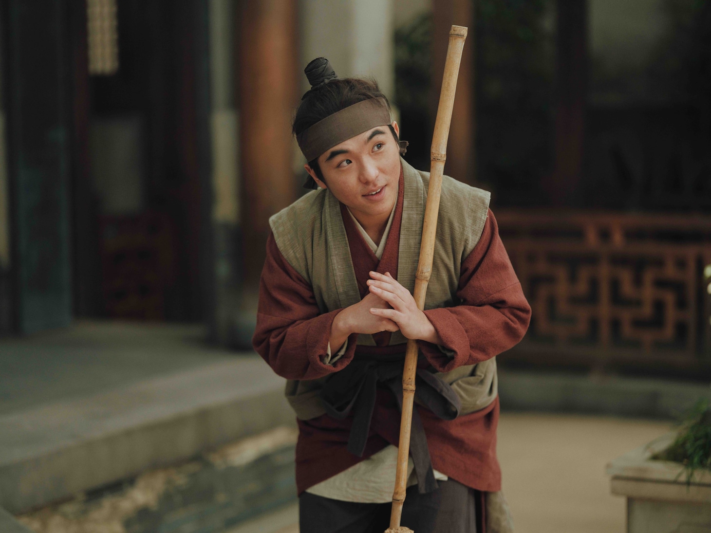 ドラマ「北方謙三 水滸伝」場面写真。若林時英演じる唐牛児（とうぎゅうじ）は宋江の身の回りの世話をする従者