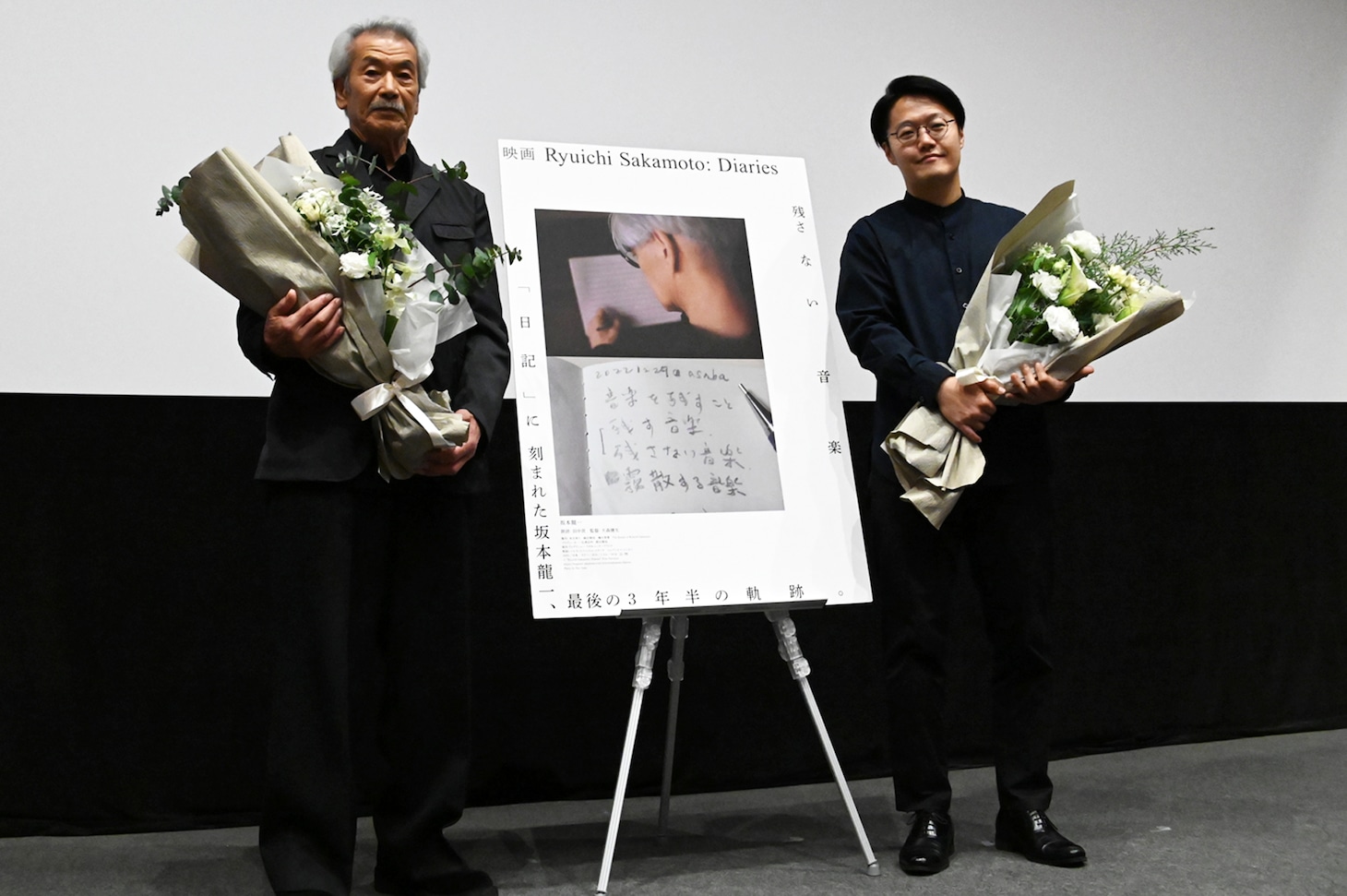 坂本龍一のドキュメンタリー映画「Ryuichi Sakamoto: Diaries」公開記念舞台挨拶の様子。左から田中泯、大森健生