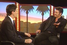 「ジョージ・マイケル 栄光の輝きと心の闇」新場面写真。アメリカのテレビ番組に出演したジョージ・マイケル（右）