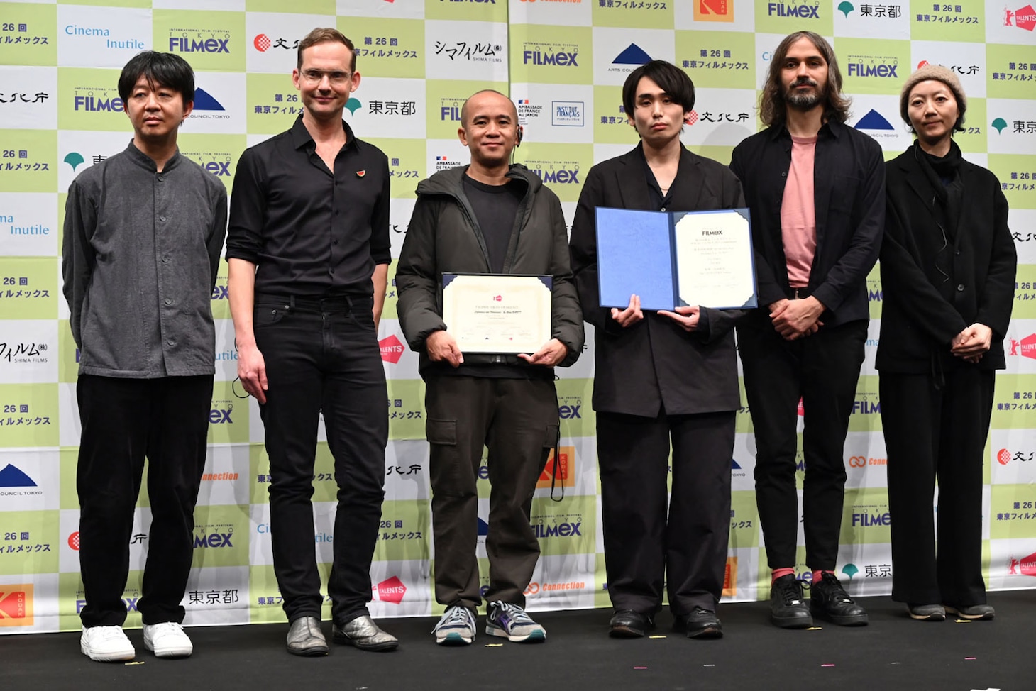 第26回東京フィルメックスのクロージングセレモニーにて、左から神谷直希（プログラムディレクター）、ラモン・チュルヒャー（審査員）、グレン・バリッド（映画監督）、内山拓也（映画監督）、マティアス・ピニェイロ（審査員）、ソン・ファン（審査員）