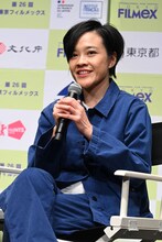 第26回東京フィルメックスにて、インドネシア映画「市街戦」Q&Aに登壇した監督のモーリー・スリヤ