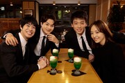 左から佐久間直人役の渡辺大知、清原圭介役の瀬戸康史、飛奈淳一役の竹内涼真、岩本万季子役の井上真央