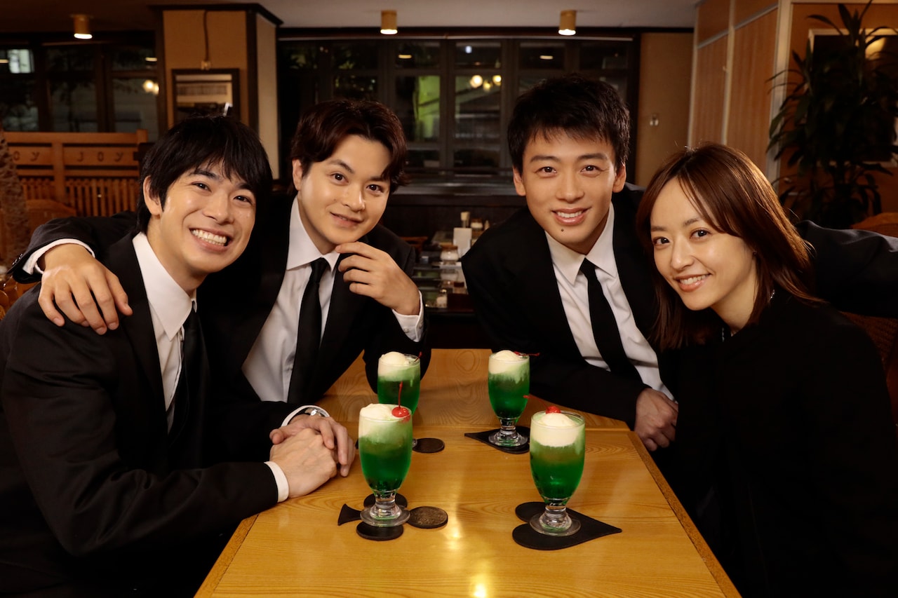 左から佐久間直人役の渡辺大知、清原圭介役の瀬戸康史、飛奈淳一役の竹内涼真、岩本万季子役の井上真央