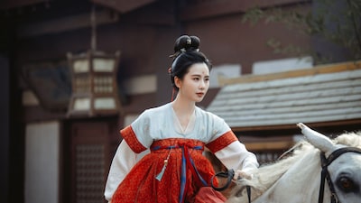 中国ドラマ「掌心～宮廷に響く復讐の鈴音～」のヒロインで、“心医”を自称する葉平安（ようへいあん）。催眠術と読心術を自在に操り、妖術師と怖れられている